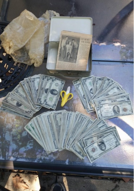 o que foi encontrado dentro da lancheira: dinheiro e jornal 