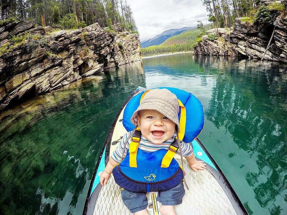 Bebê desvenda paisagens em uma mochila