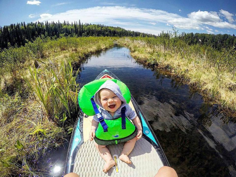 Bebê desvenda paisagens em uma mochila