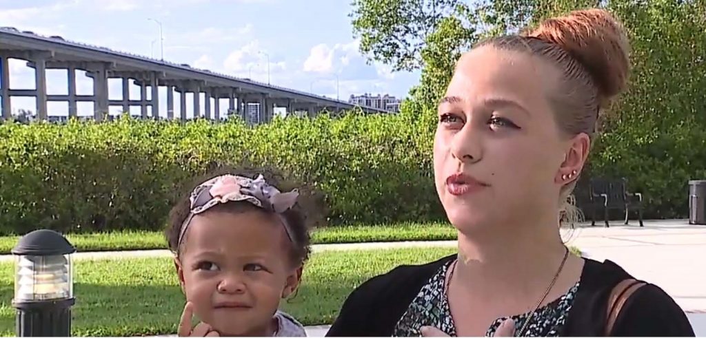 Mãe deixa a filha em creche e quando a busca ela está doente