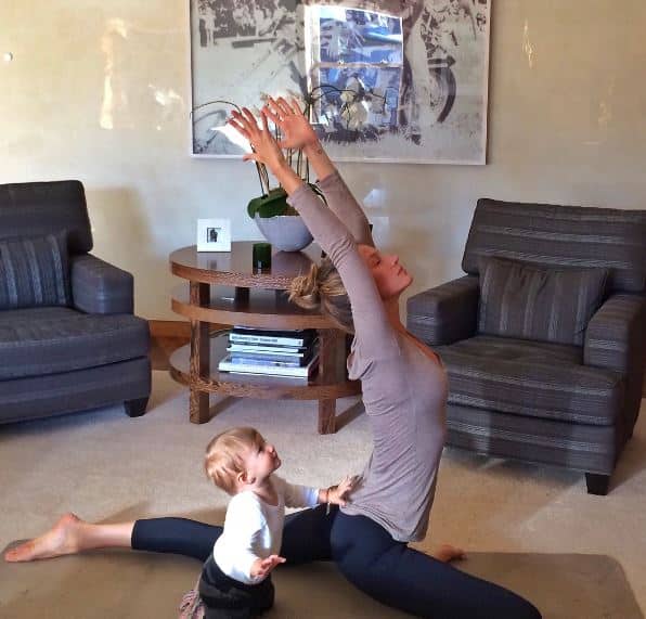 Gisele pratica ioga com a filha ao lado