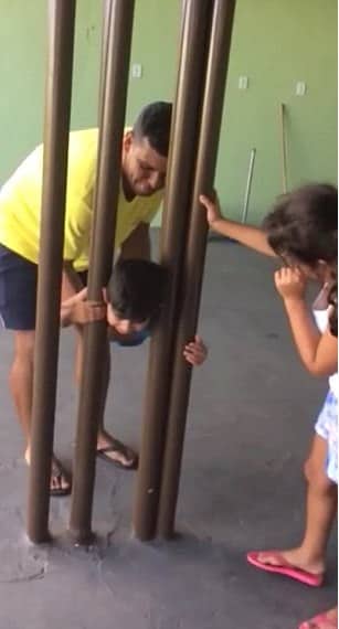 Preso em barras de ferro