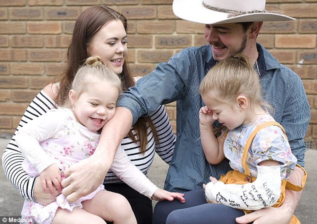 Mulher reclama de seios que não param de crescer