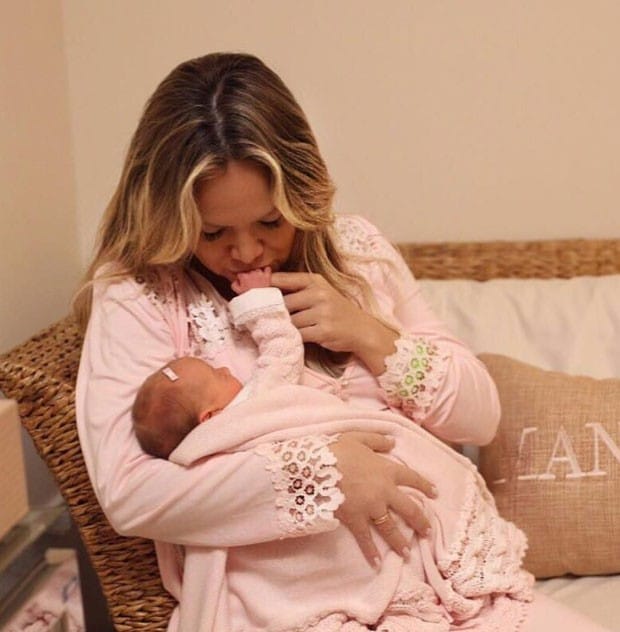 Manuela, 1 mês, filha da apresentadora Eliana com o marido, o diretor de tevê Adriano Ricco