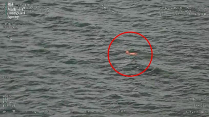 cachorro-no-mar-helicoptero