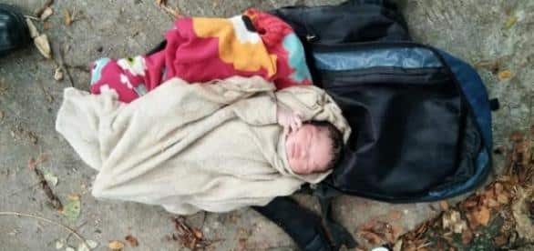 Bebê é encontrada no lixo dentro de mochila