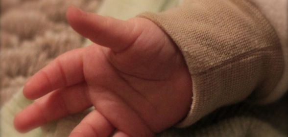 Bebê morre sufocado ao dormir