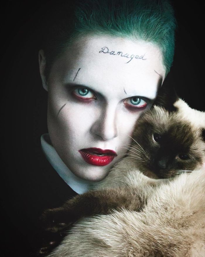 Artista russa se fantasia de personagens