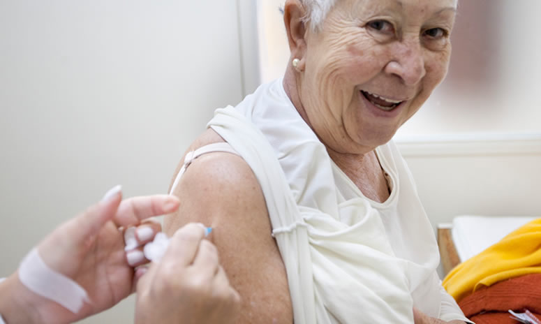 idosa recebendo vacina