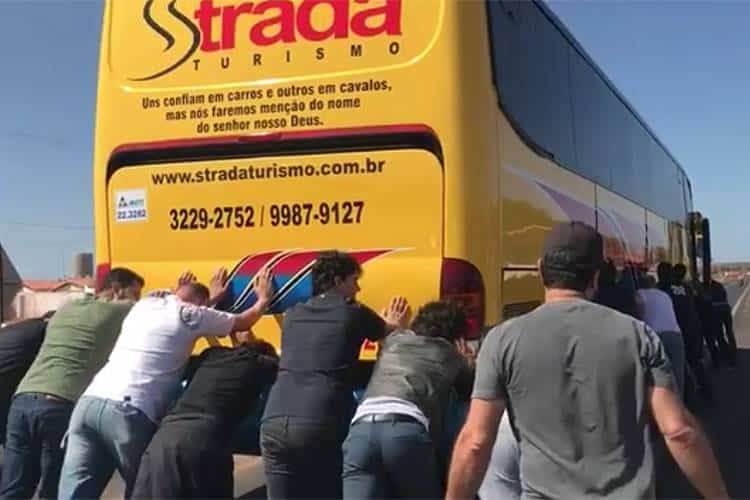 Equipe de Paula Fernandes empurrando o ônibus