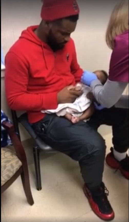 Bebê toma suas primeiras vacinas