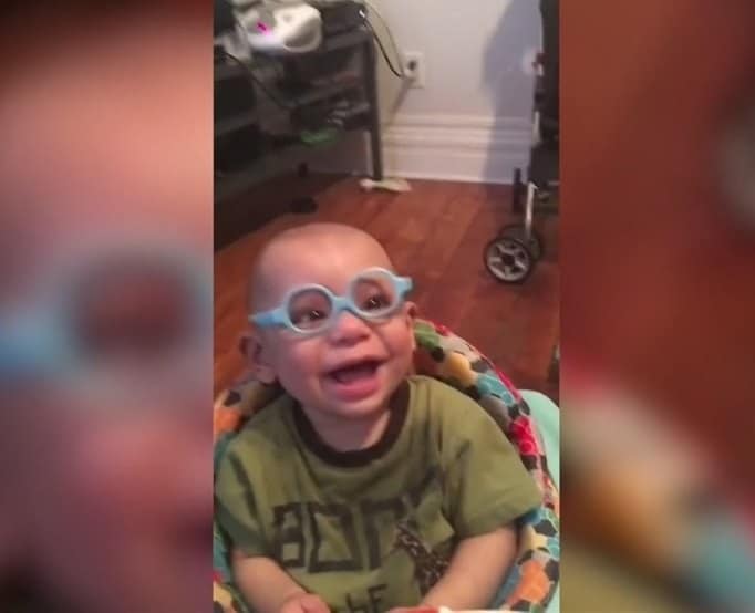 Bebê usa seus primeiros óculos Bebê usa seus primeiros óculos