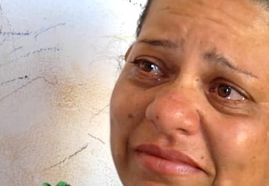 Mãe chora a morte de bebê no parto