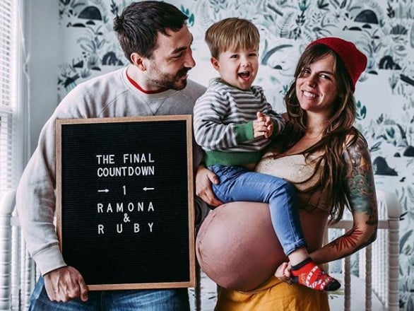 Mãe compartilha fotos de gravidez de gêmeas