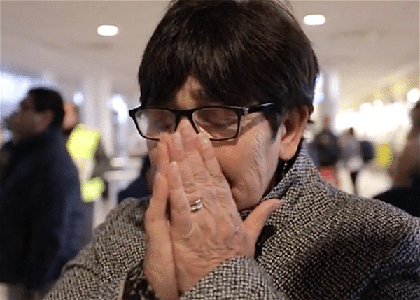 Mãe chora ao ver o filho pela primeira vez