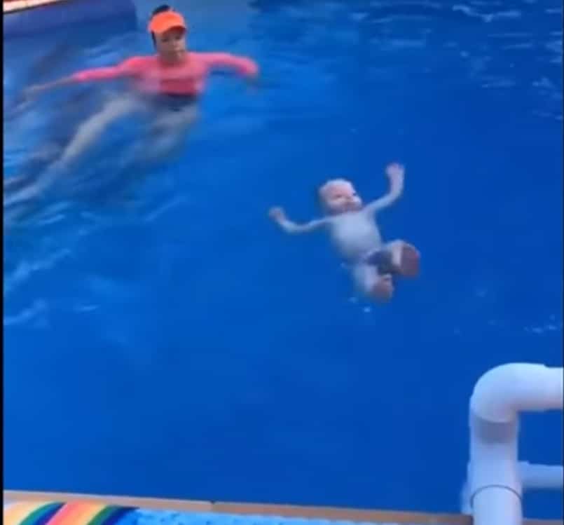 Joga o filho na piscina 