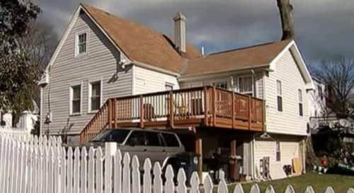 Casa onde bebê foi supostamente agredida e teve pés queimados