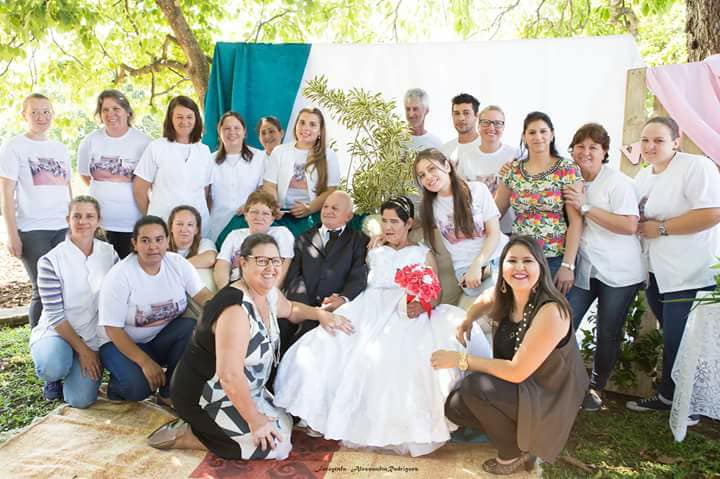  O casamento foi realizado com a ajuda dos funcionários do asilo e também com as doações e parcerias. 