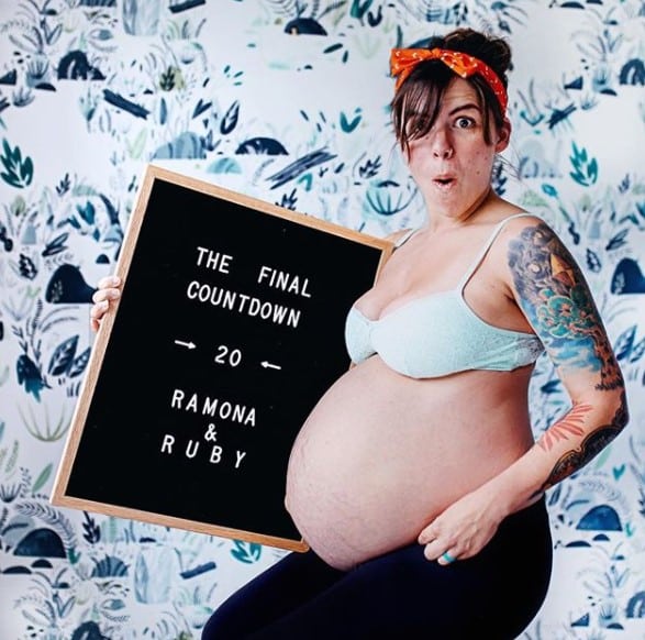 Mãe compartilha fotos de gravidez de gêmeas