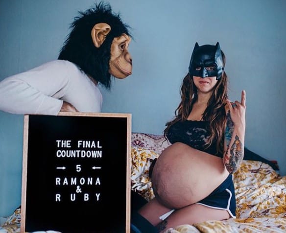 Mãe compartilha fotos de gravidez de gêmeas