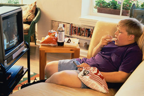 Crianças que assistem mais TV consomem mais calorias extras do que as que assistem menos. 