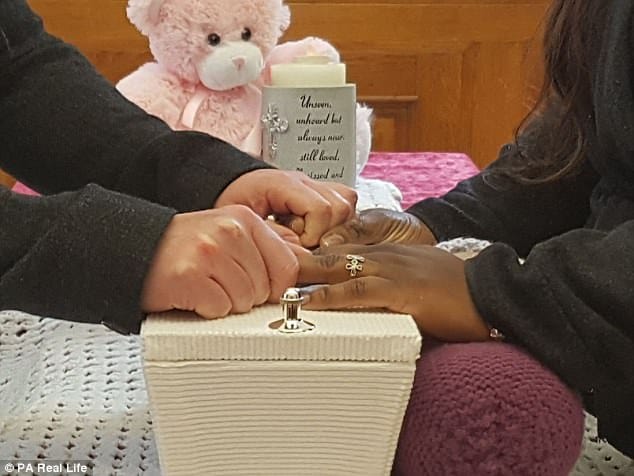 Casal perde bebê e decide fazer um funeral