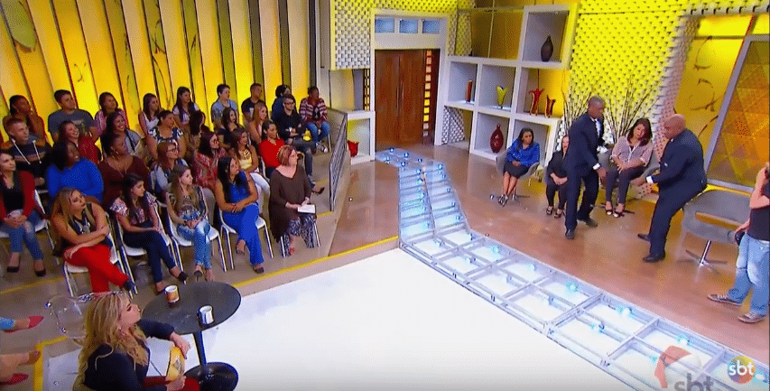 Apresentadora expulsa mulher que diz bater na mãe