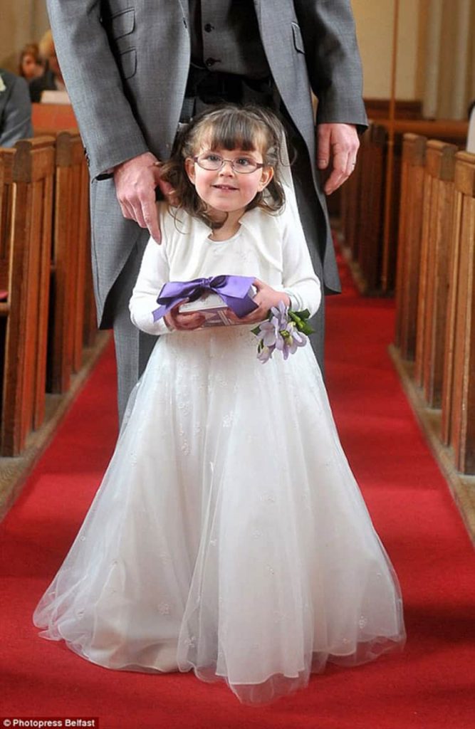 Menina com paralisia cerebral caminha em casamento