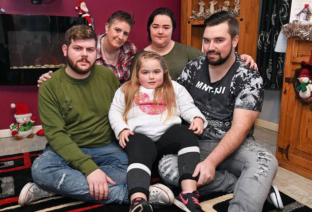 Irmão cuida da irmã mais nova com câncer cerebral