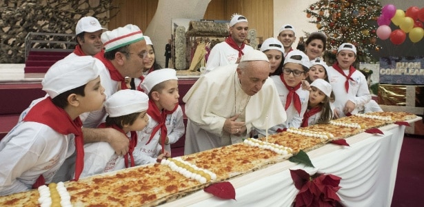 Papa Francisco comemora aniversário com pizza gigante Papa Francisco comemora aniversário com pizza gigante