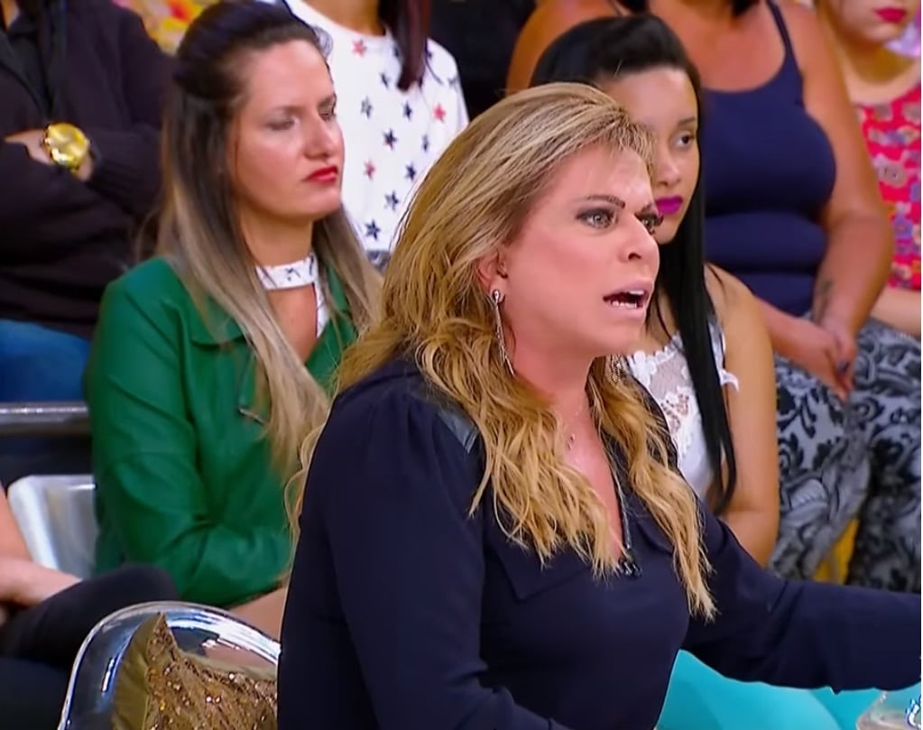 Apresentadora expulsa mulher que diz bater na mãe