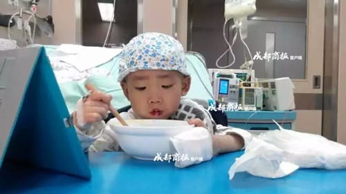 Menino não aguenta mais sentir dor