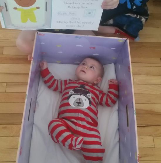 Pais usam caixa de papelão para colocar bebês para dormir