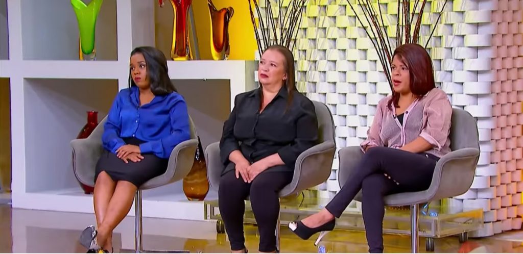 Apresentadora expulsa mulher que diz bater na mãe