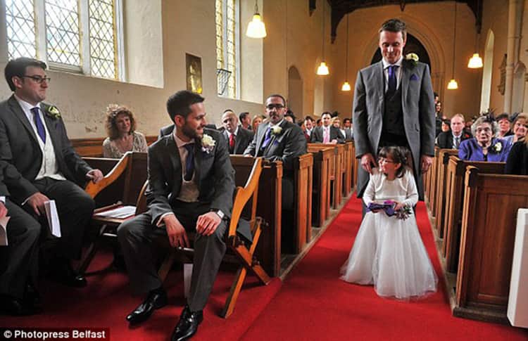 Menina com paralisia cerebral caminha em casamento