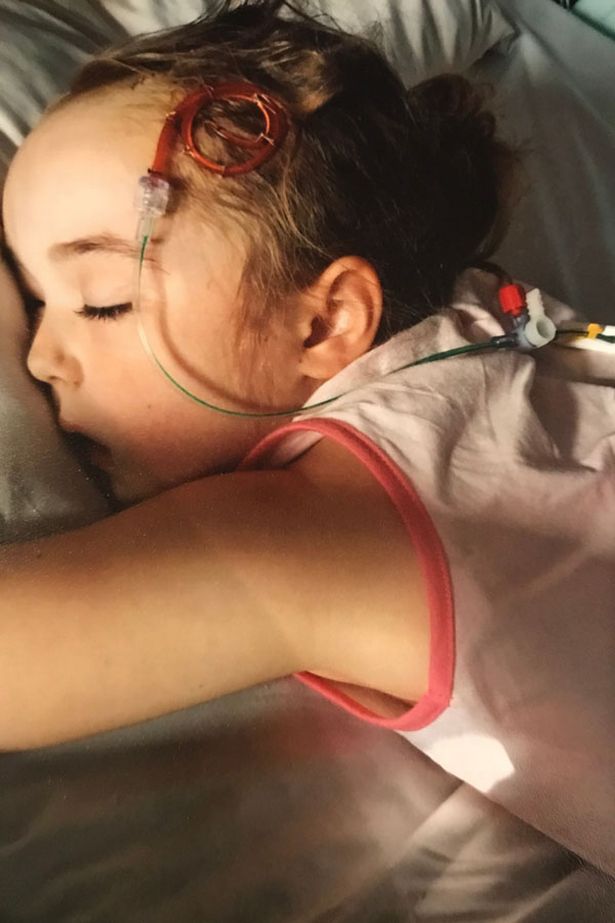 Irmão cuida da irmã mais nova com câncer cerebral