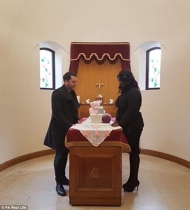 Casal perde bebê e decide fazer um funeral