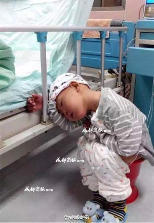 Menino não aguenta mais sentir dor