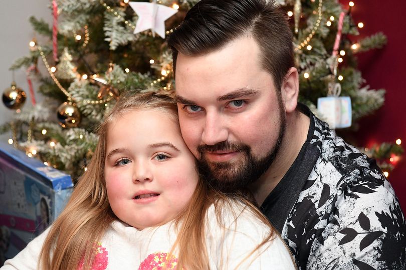 Irmão cuida da irmã mais nova com câncer cerebral