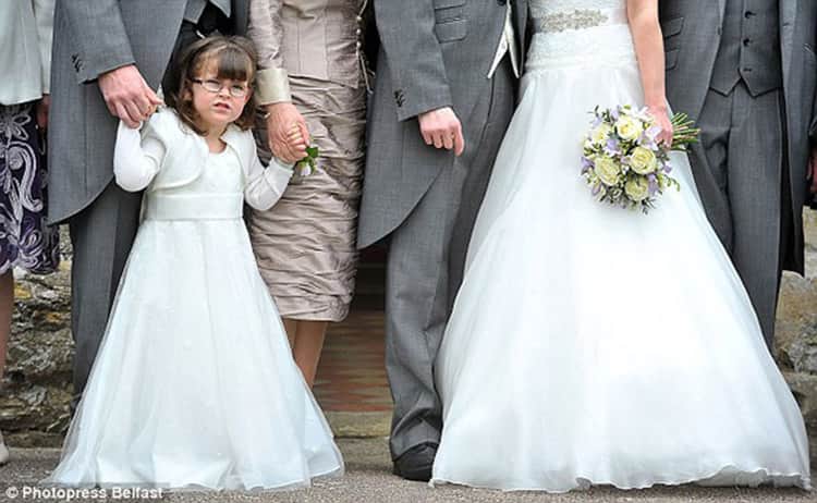 Menina com paralisia cerebral caminha em casamento