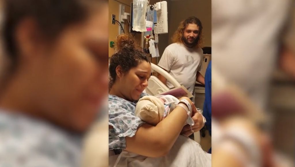 Bebê tem bilhete ao seu lado