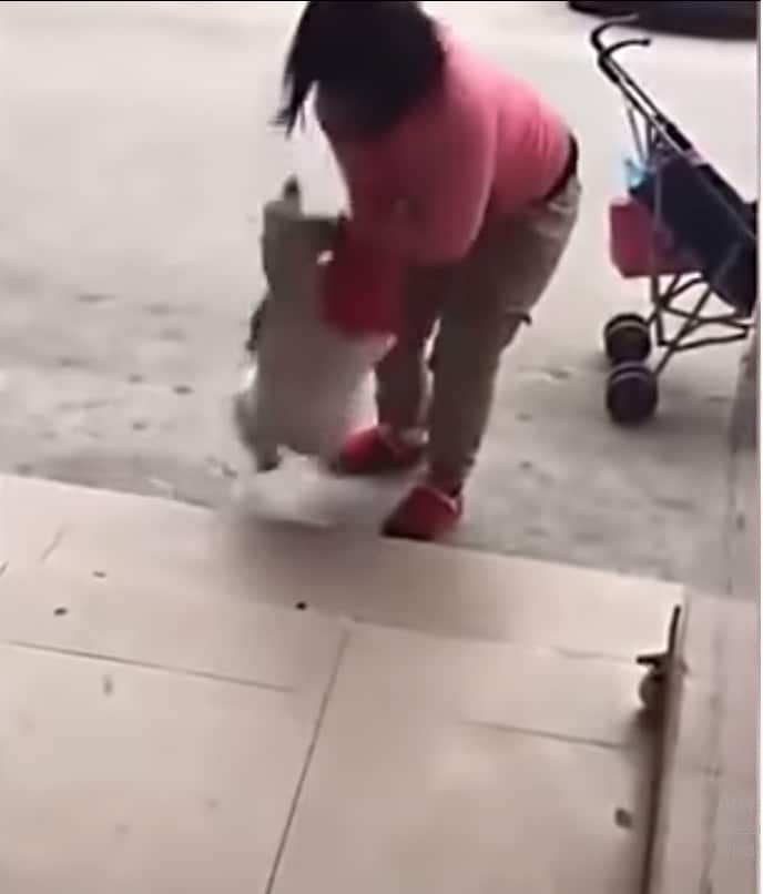 Mulher revolta o mundo ao agredir filho