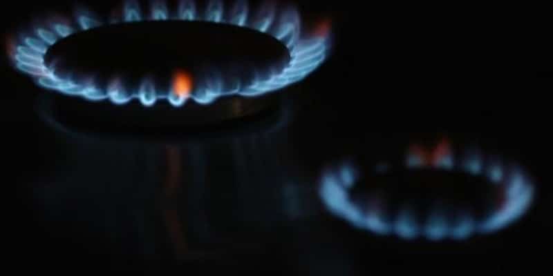 Mãe deixa filha em cima de fogão 