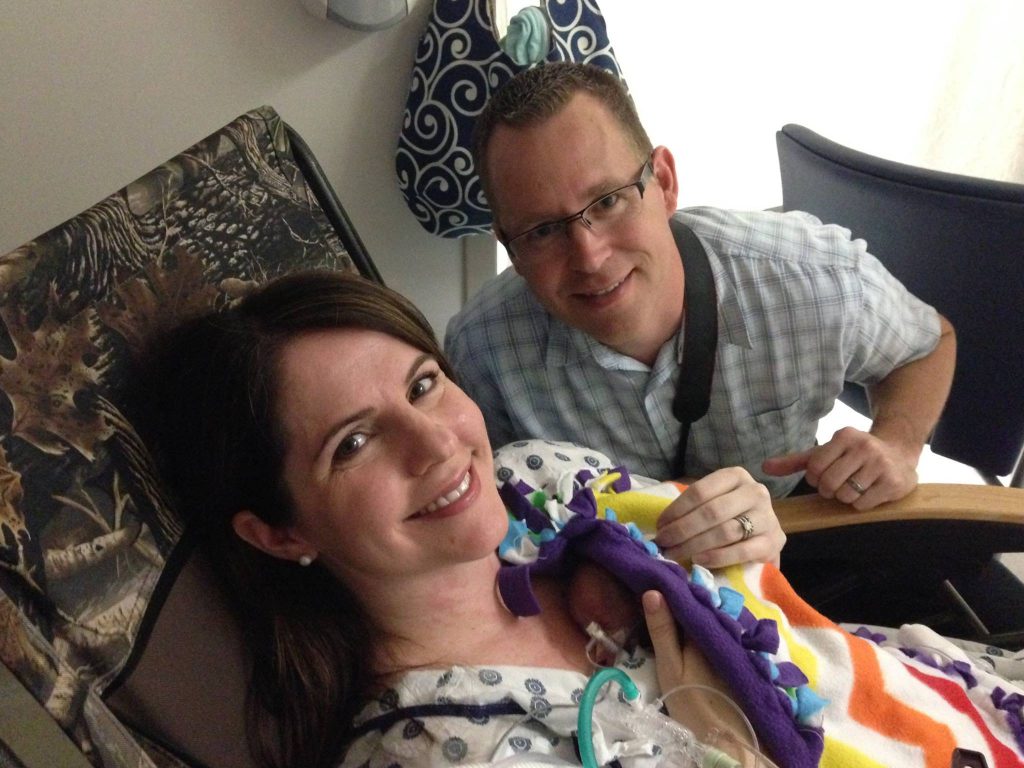 Mãe ouve que precisa abortar filha, mas se recusa a seguir conselho