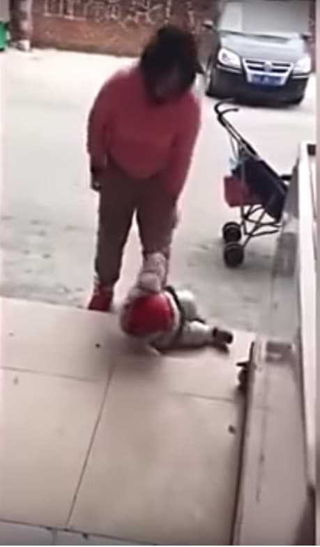 Mulher revolta o mundo ao agredir filho