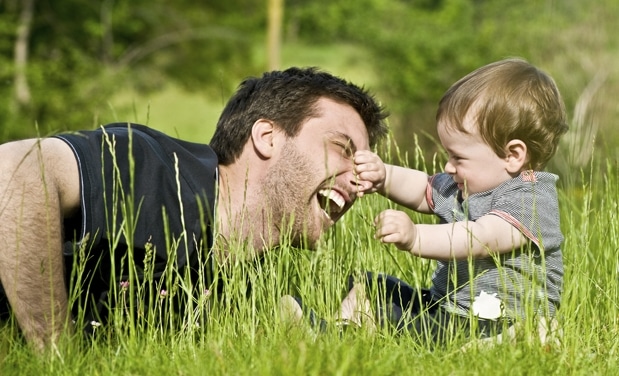 Pegar filho no colo ao chorar