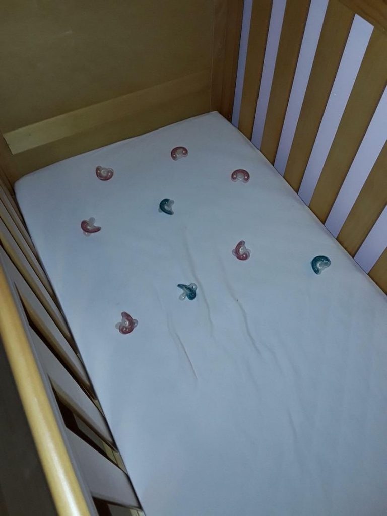 Mãe espalha chupeta em berço Mãe espalha chupeta em berço