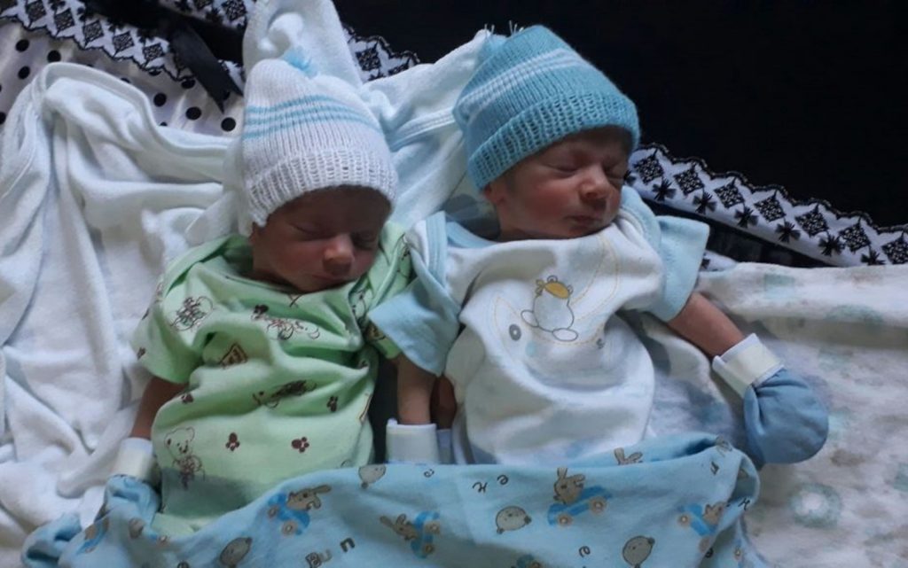 Irmãos gêmeos emocionam maternidade ao dar as mãos após nascimento