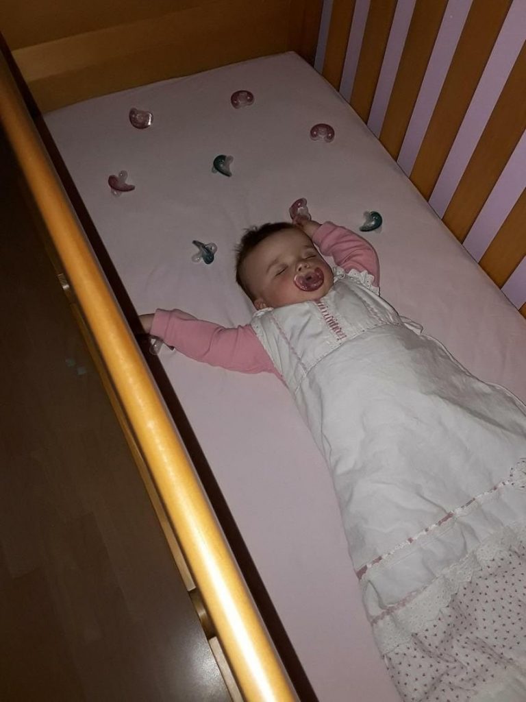 Mãe espalha chupeta em berço Mãe espalha chupeta em berço