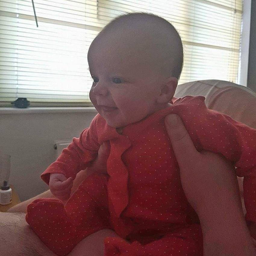 Mãe espalha chupeta em berço Mãe espalha chupeta em berço